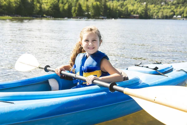 Letnie wakacje portret szczęśliwy dziewczyna ładna, spływy kajakowe na rzece — Zdjęcie stockowe