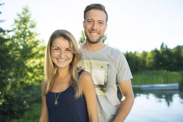 Pareja al aire libre por el lago pasar un buen rato — Foto de Stock