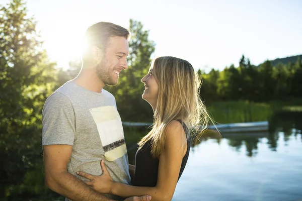 Couple outdoors by lake having good time — Stock Photo, Image