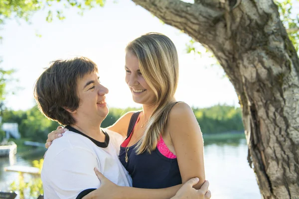 Frau hat Spaß mit seiner behinderten Schwester in der Nähe eines Sees — Stockfoto