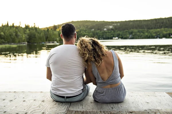 Koppel op de pier warme zomerdag met goede tijd — Stockfoto