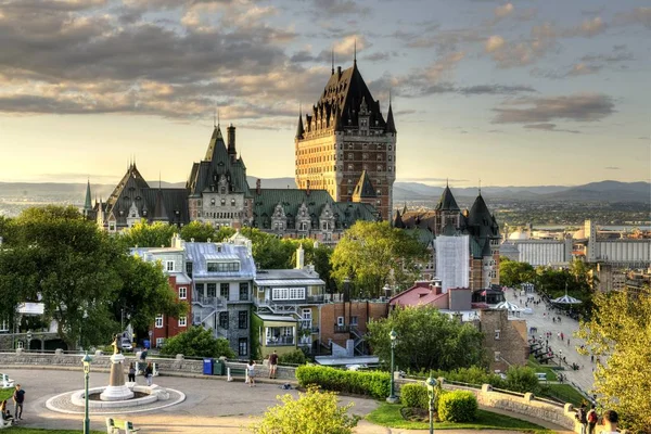 Frontenac hrad v Old Quebec City v krásný východ slunce světlo — Stock fotografie