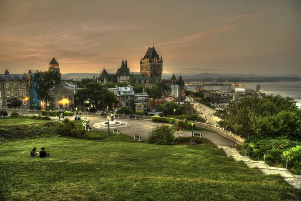 Castelo Frontenac na cidade velha de Quebec na luz bonita do nascer do sol — Fotografia de Stock
