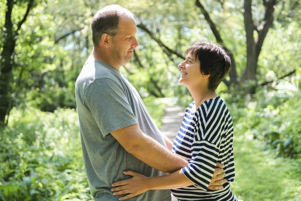 Pareja en el bosque en un día de verano —  Fotos de Stock