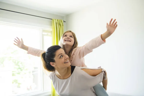 Moeder en dochter hebben geweldige tijd op de woonkamer — Stockfoto