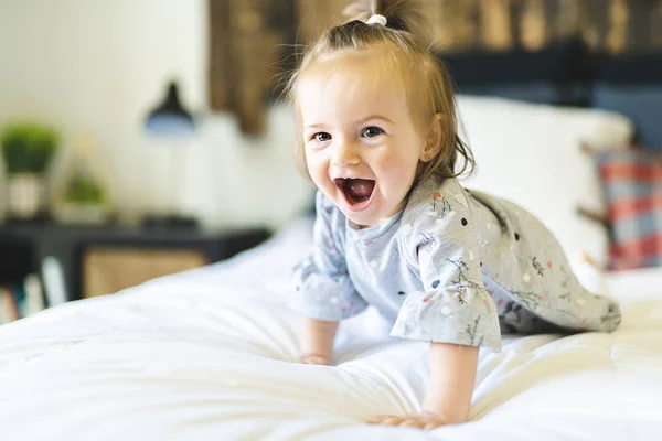 Petite fille mignonne sur le lit à la maison — Photo