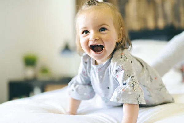 Милая маленькая девочка в постели дома — стоковое фото