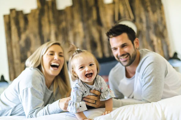 Familie op bed met zijn baby in de ochtend — Stockfoto