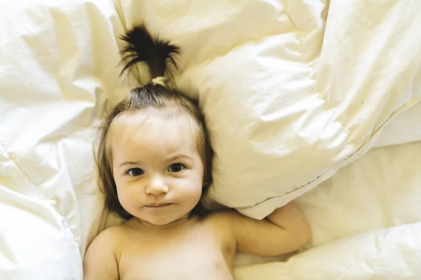 Mignon petit bébé couché sur le lit à la maison — Photo