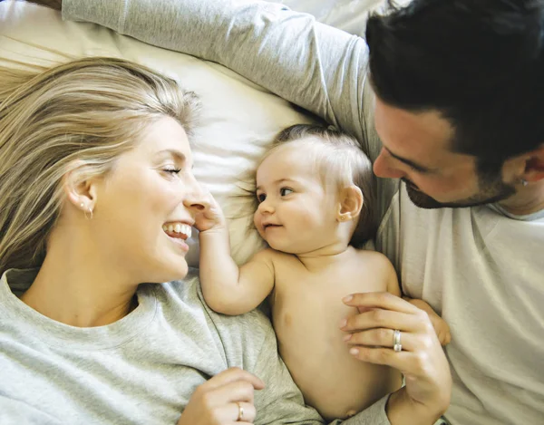 Семья в постели с младенцем по утрам — стоковое фото