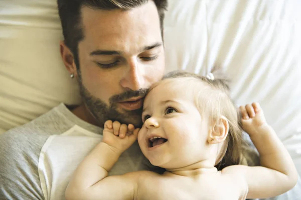Padre y su hija bebé en la cama divertirse — Foto de Stock