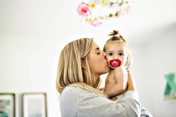 Mother and baby having good time on baby room — Stock Photo, Image