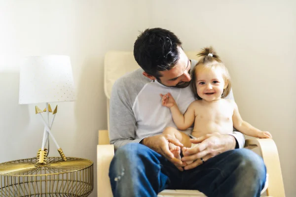 Padre y bebé pasando un buen rato en la habitación del bebé — Foto de Stock