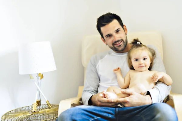 Padre y bebé pasando un buen rato en la habitación del bebé — Foto de Stock