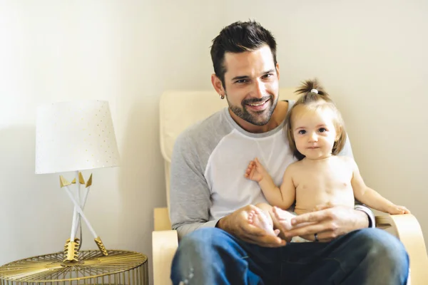 Padre y bebé pasando un buen rato en la habitación del bebé — Foto de Stock