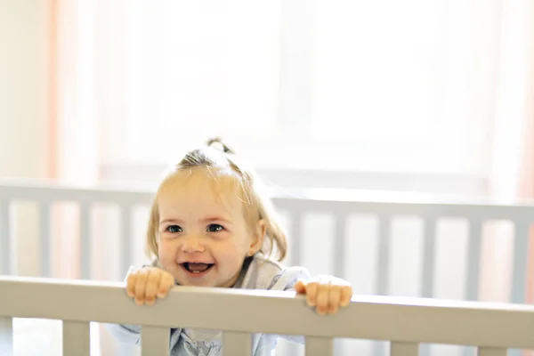 Bébé bébé mignon sur le berceau de la chambre de bébé — Photo