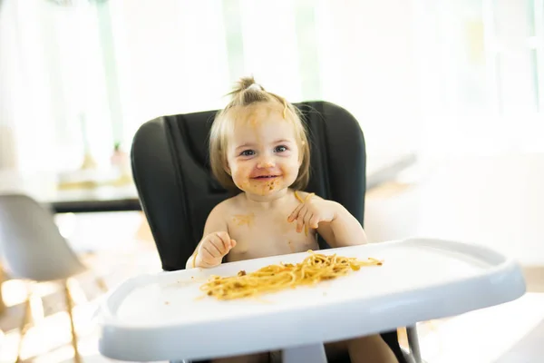 Petit b manger son dîner et faire un gâchis — Photo