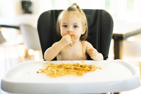 Kleine b haar diner eten en het maken van een puinhoop — Stockfoto