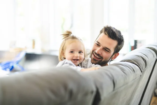 Jeune Père Avec Une Petite Fille Sur Canapé Maison — Photo