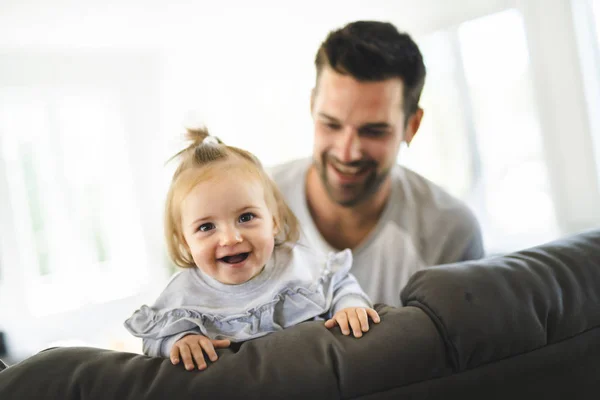 Jeune père avec bébé fille sur canapé à la maison — Photo