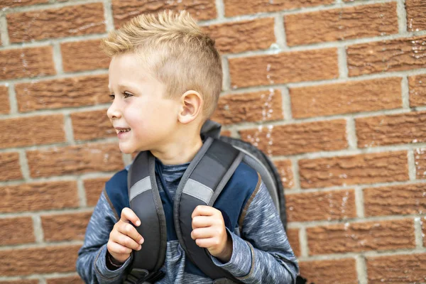 A Retour à l'école. Joyeux petit garçon avec sac à dos — Photo