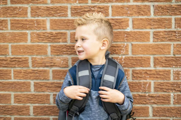 A Retour à l'école. Joyeux petit garçon avec sac à dos — Photo