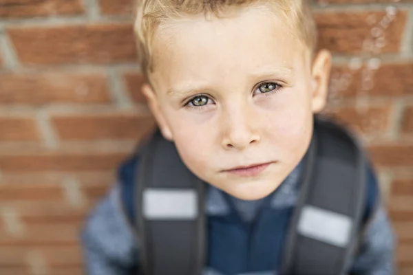 Zurück in die Schule. glücklicher kleiner Junge mit Rucksack — Stockfoto