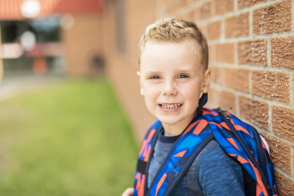 Een terug naar school. Gelukkig jongetje met rugzak — Stockfoto