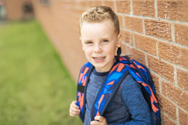 学校に戻る。バックパックを持った幸せな少年 — ストック写真