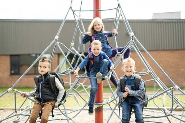 Un heureux enfants excités s'amuser ensemble sur l'aire de jeux — Photo