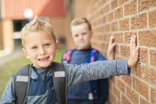 Ένα πίσω στο σχολείο. Δύο ευτυχισμένη μικρό αγόρι με σακίδιο — Φωτογραφία Αρχείου