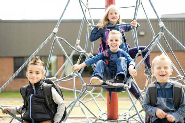 Un heureux enfants excités s'amuser ensemble sur l'aire de jeux — Photo