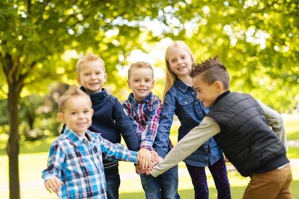 Un grupo de niños en campo de primavera divirtiéndose — Foto de Stock