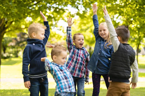 Skupina dětí v oblasti jarní baví — Stock fotografie