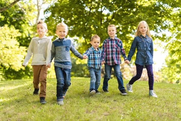 Un grupo de niños en campo de primavera divirtiéndose — Foto de Stock