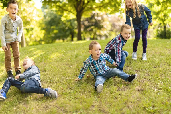 Skupina dětí v oblasti jarní baví — Stock fotografie