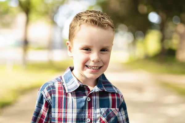 Un bonito retrato de niño adorable fuera de pie —  Fotos de Stock