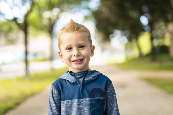 En fin pojke utanför poserar som en modell — Stockfoto