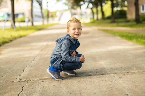 Ein netter Junge draußen posiert als Model — Stockfoto