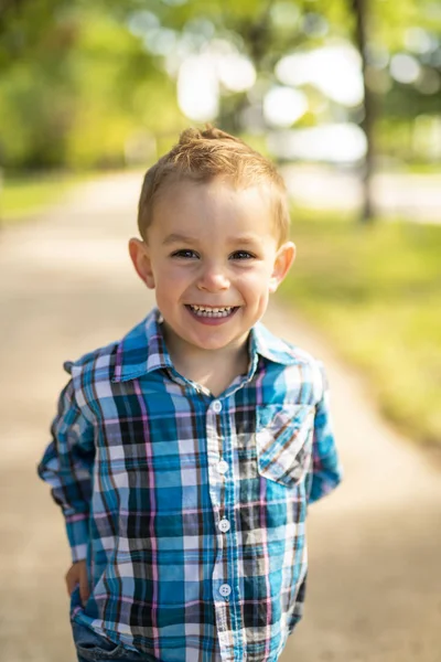 Ein netter Junge draußen posiert als Model — Stockfoto