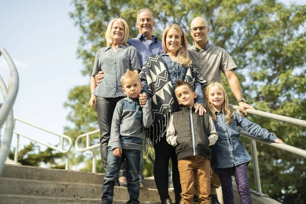 A nice multi generation family portrait outside — Stock Photo, Image