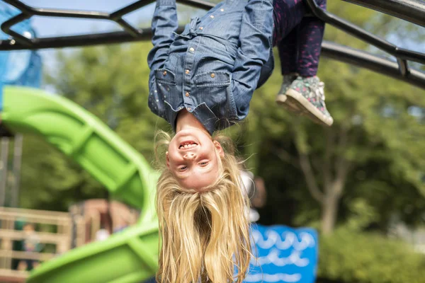 Une adorable petite fille profitant de son temps dans le parc — Photo