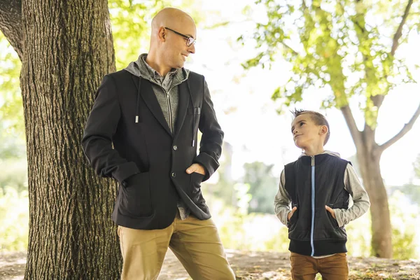 Far och son utanför nära ett träd — Stockfoto