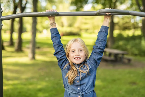 Une adorable petite fille profitant de son temps dans le parc — Photo