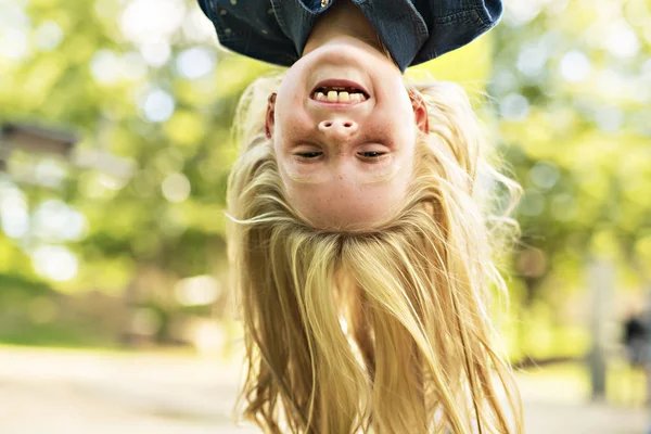 公園で彼女の時間を楽しんで、愛らしい少女 — ストック写真