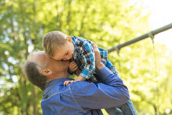 Farfar och littleson ha kul i parken — Stockfoto