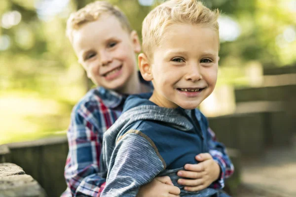 Die beiden süßen Brüder in lässiger Kleidung — Stockfoto