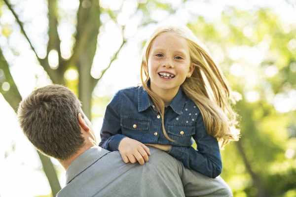 En far med dotter i sommar park — Stockfoto