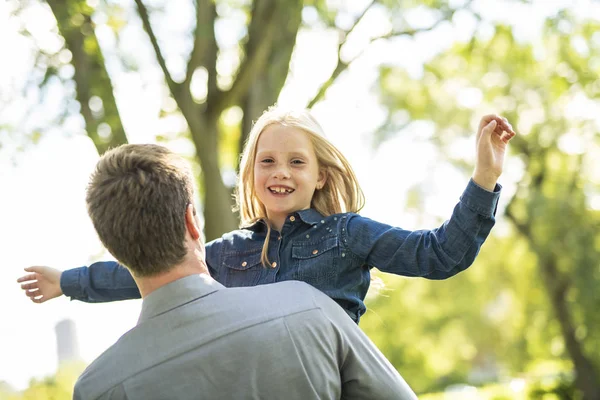 En far med dotter i sommar park — Stockfoto