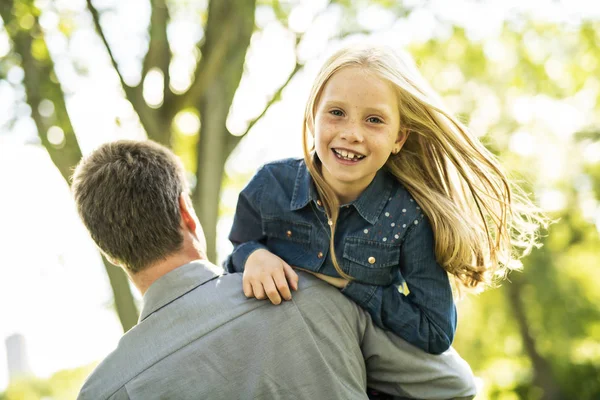 Un padre con figlia nel parco estivo — Foto Stock